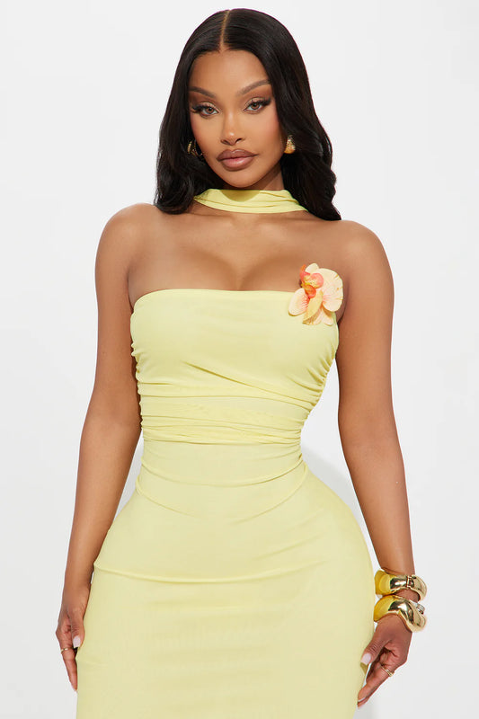 This dress is the definition of sunny elegance! 🌼