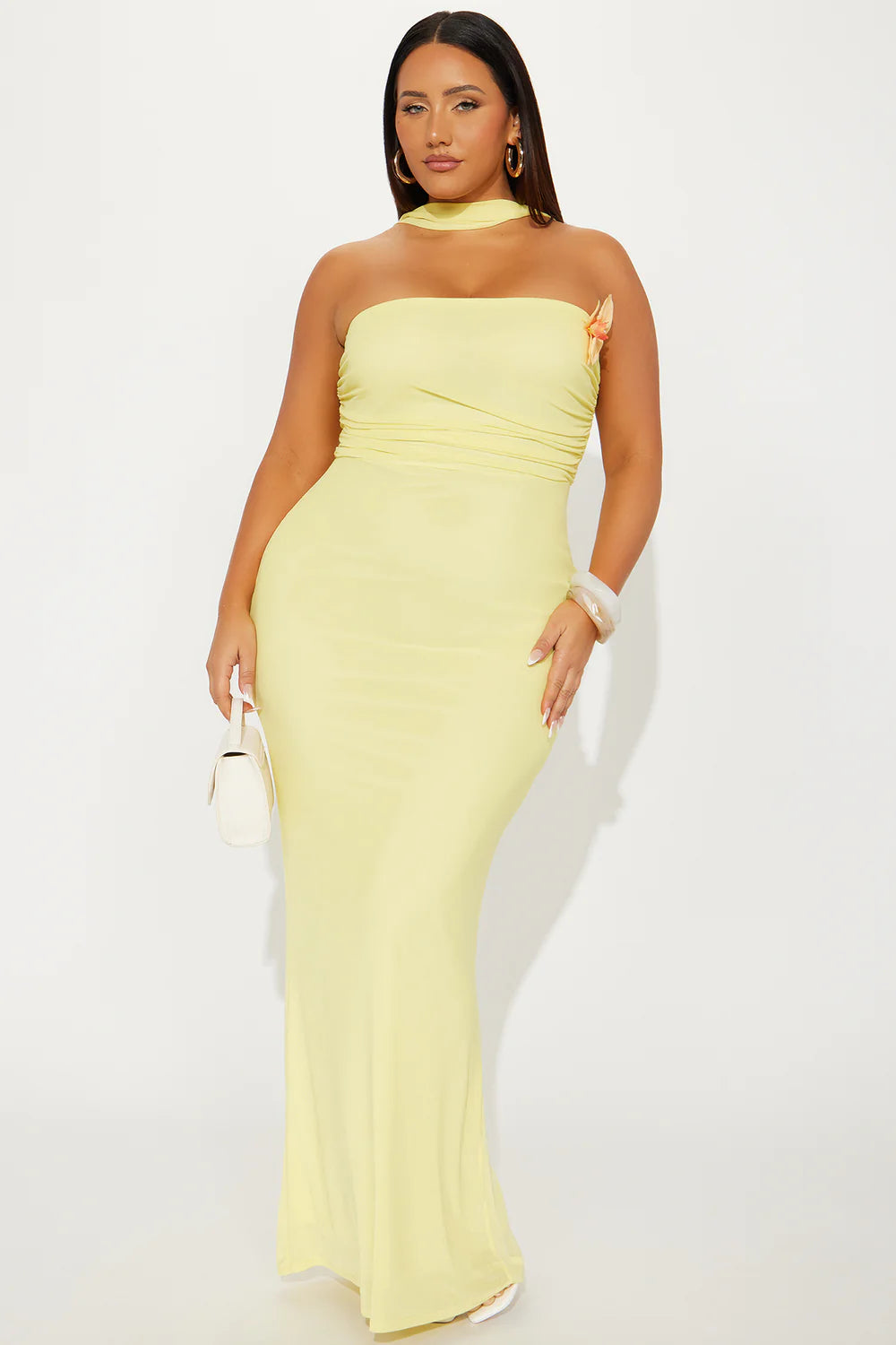 This dress is the definition of sunny elegance! 🌼