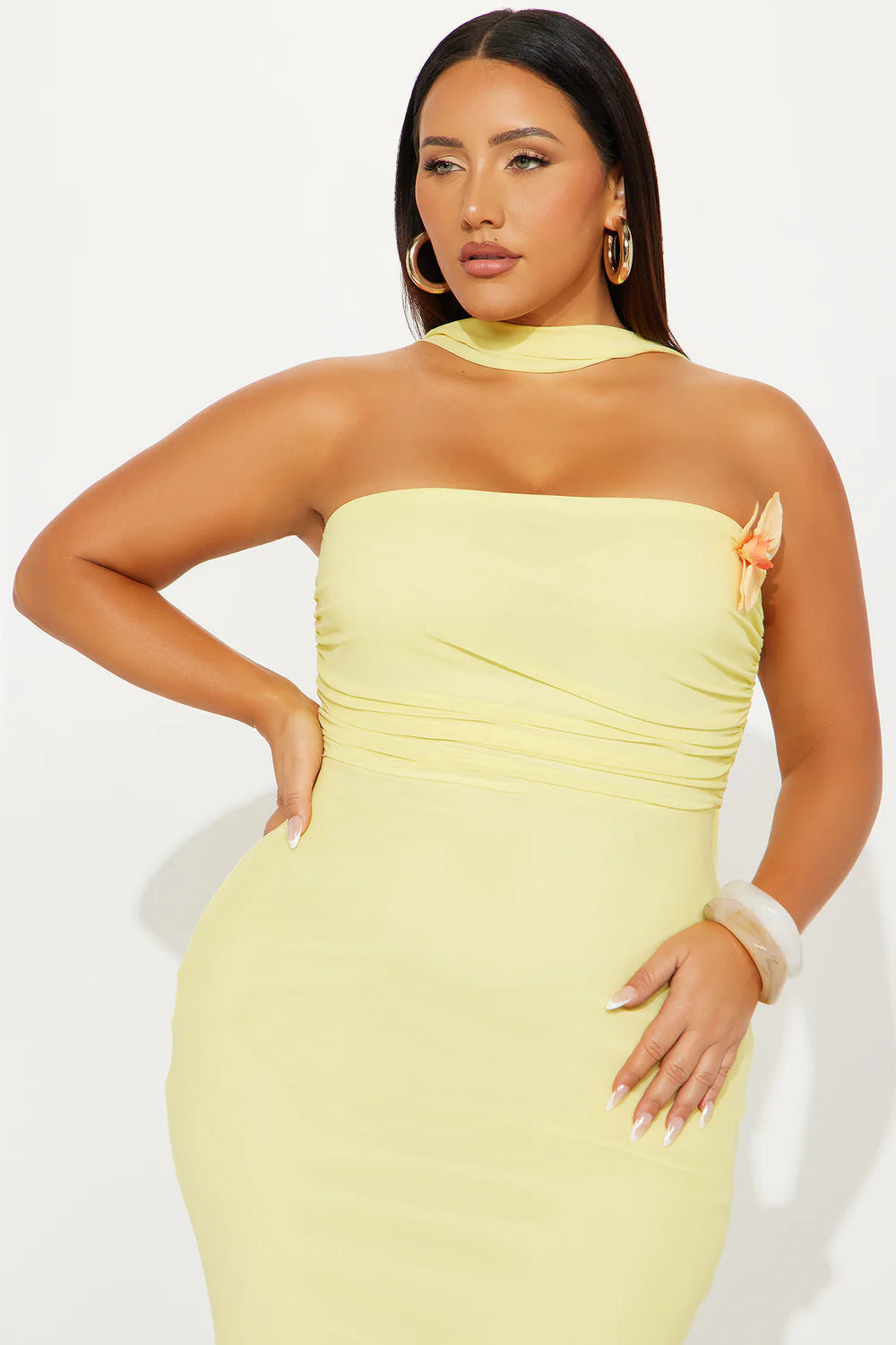 This dress is the definition of sunny elegance! 🌼