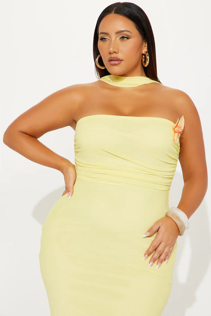 This dress is the definition of sunny elegance! 🌼