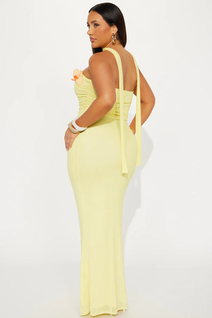 This dress is the definition of sunny elegance! 🌼
